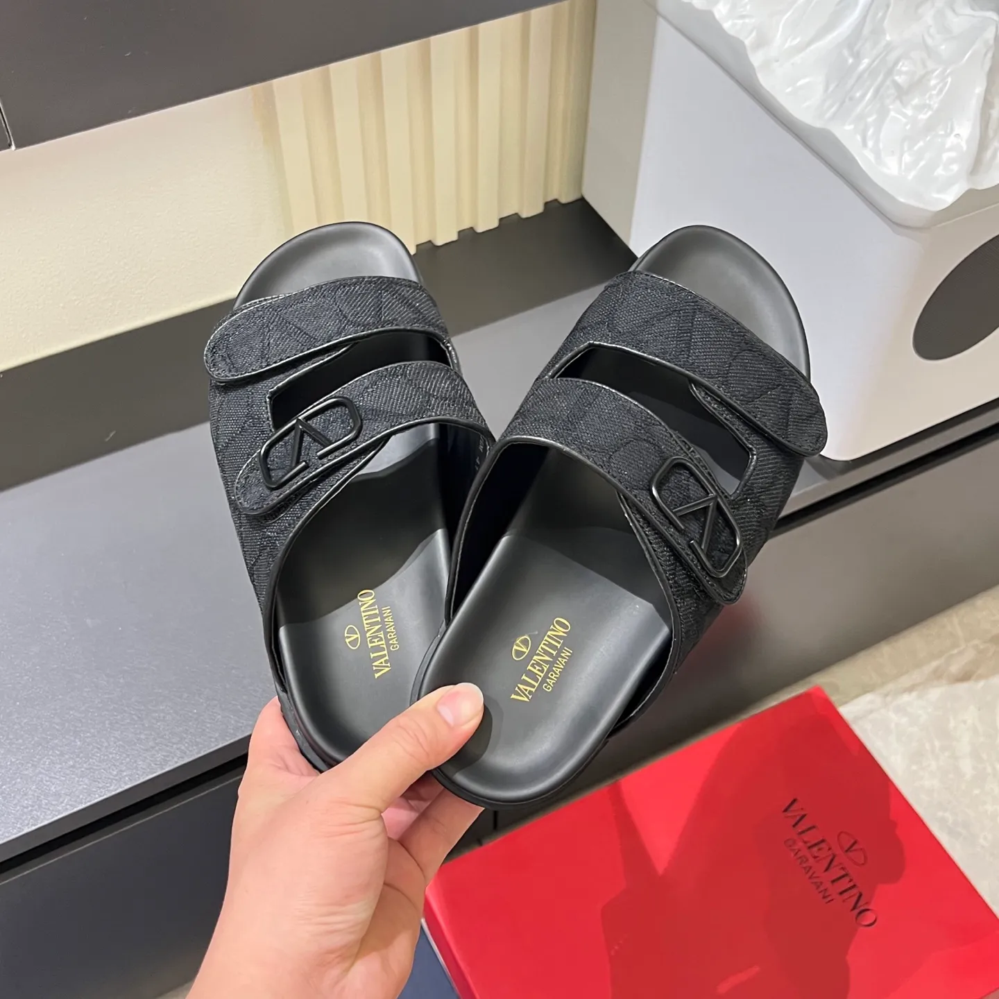 p300《VALENTINO》Warren Men🧍‍♂️Spring and Summer New Style. Cowhide logo flat slippers, elegant sandals, the same style worn by celebrities, original molding, imported calfskin. Rubber outsole. Soft and durable, full set of counter packaging, 38-44!